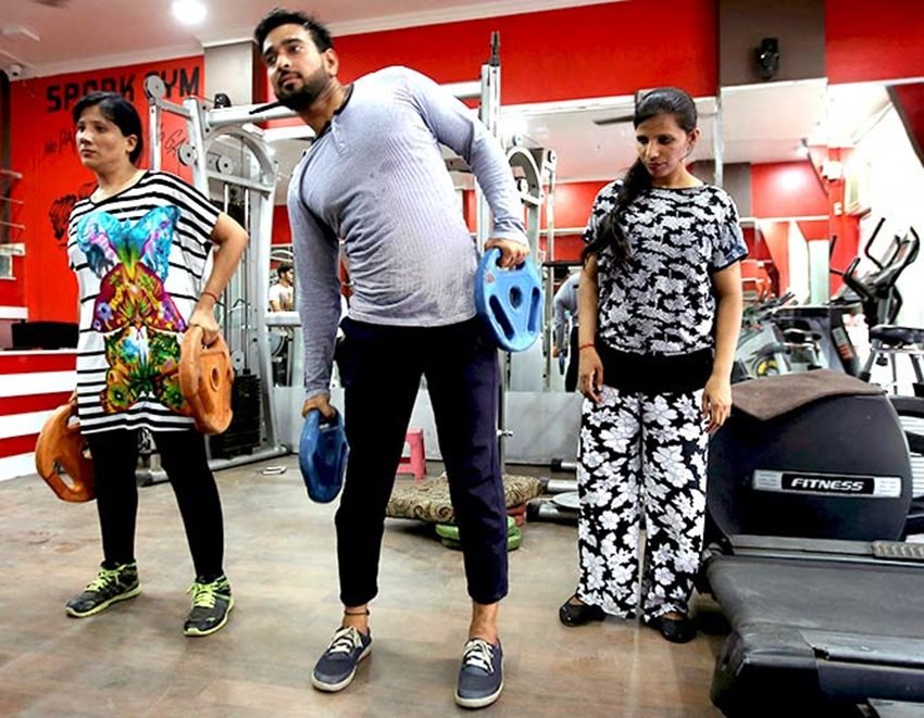 Delhi, female bouncer, bouncer Sisters, Mehrunnisa & Tarannum, Social club in Hauj Khas, female bouncer in Delhi, female bouncer sisters in Delhi, bouncer Mehrunnisa