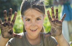 बुरे नहीं अच्छे होते हैं जर्म्स, बच्चों के इम्यून सिस्टम को पहुंचाते हैं फायदा