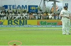 भारत-श्रीलंका मैच के दौरान एक ही समय मैदान पर मौजूद थी 2 गेंदें