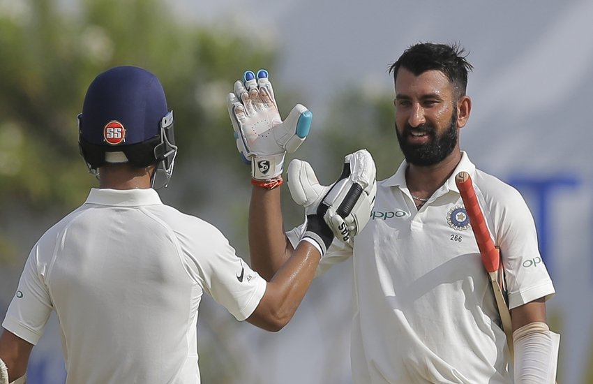 शतक पूरा करने के बाद अजिंक्य रहाणे के साथ जश्न मनाते चेतेश्वर पुजारा। 