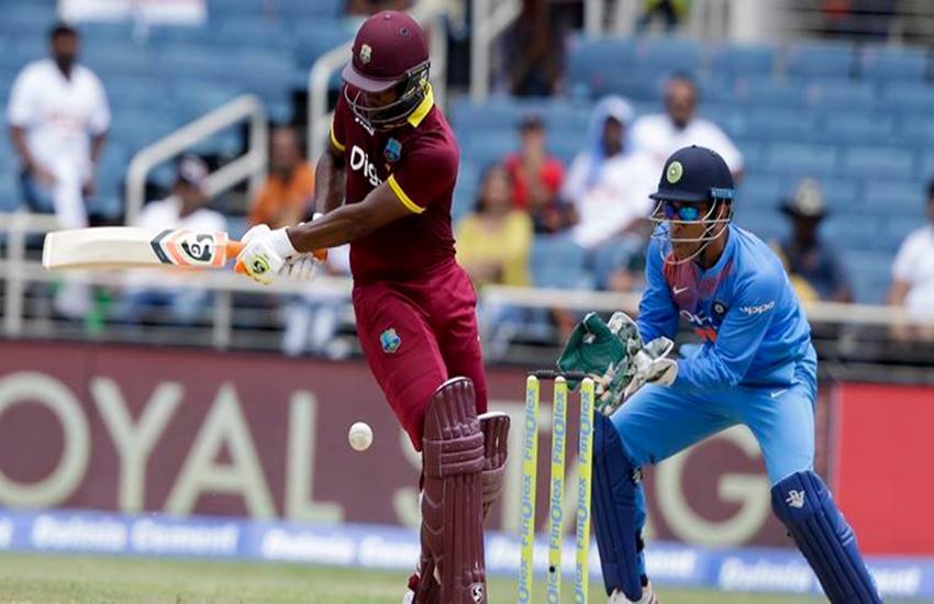 वेस्टइंडीज बल्लेबाज के खिलाफ स्टंप करने की कोशिश करते धोनी (फोटो सोर्स एपी)