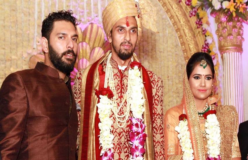 क्रिकेटर युवराज सिंह, इशांत शर्मा और उनकी पत्नी प्रतिमा सिंह। 