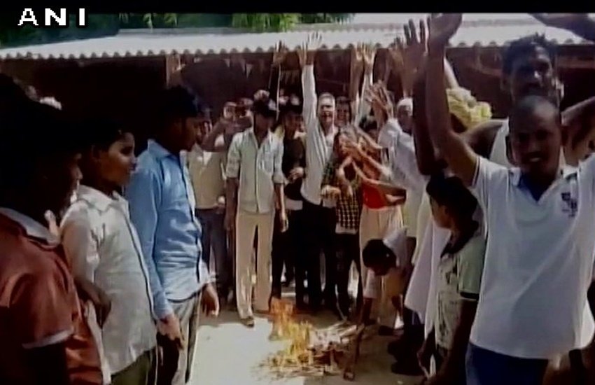 जो भी व्यक्ति पंचायत के किसी भी सदस्य को शराब पीने वाले शख्स के बारे में जानकारी देगा उसे 500 रुपए का इनाम दिया जाएगा।