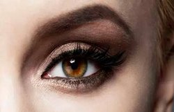 आंखों के लिए अच्छा रहता है घर पर बनाया हुआ काजल, कीमत भी नहीं होती ज्यादा