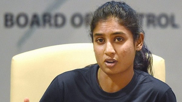 भारतीय वुमेन क्रिकेट टीम की कप्तान मिताली केबीसी में अमिताभ बच्चन के साथ शेयर कर रही हैं स्क्रीन