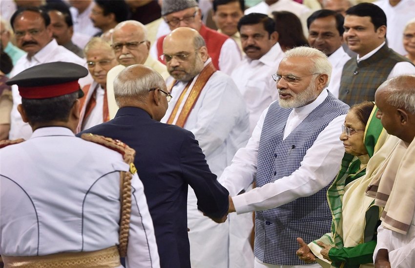 शपथ ग्रहण करने के बाद पीएम नरेंद्र मोदी से हाथ मिलाते नए 
 राष्ट्रपति रामनाथ कोविंद। 