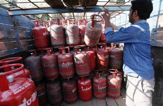 GST का असर: LPG सिलेंडर के लिए अब और ढीली करनी होगी जेब