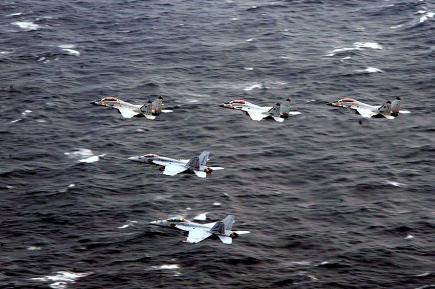 बंगाल की खाड़ी में साझा अभ्यास के दौरान चेन्नई तट के पास उड़ान भरते लड़ाकू विमान। (PTI Photo)