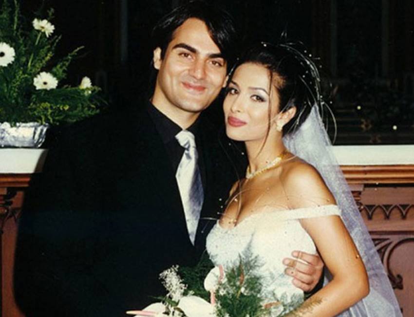 मलाइका अरोड़ा खान ने अरबाज खान से शादी की थी, इस दौरान उन्होंने व्हाइट ऑफ शोल्डर गाउन पहना।