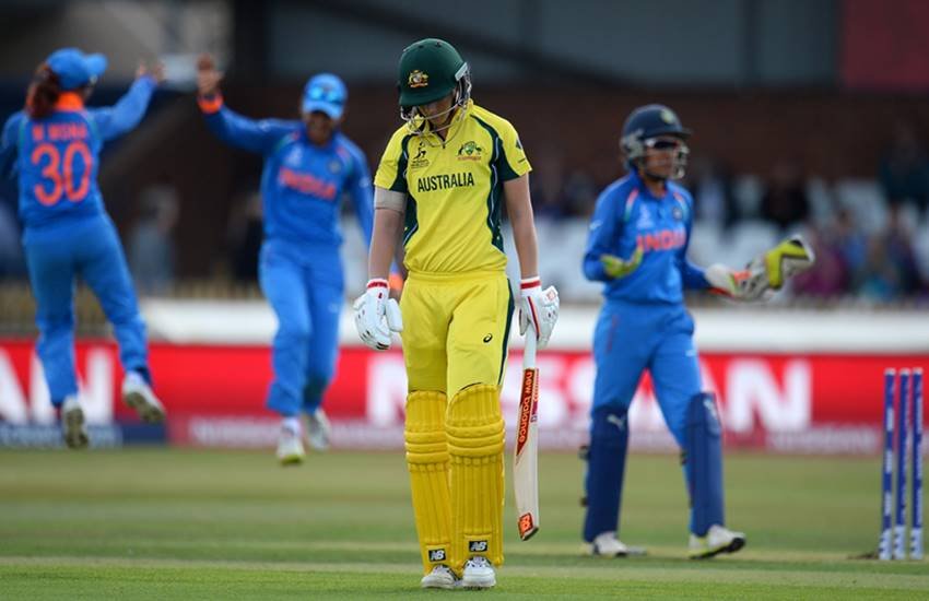 महिला विश्व कप 2017 के सेमीफाइनल में ऑस्ट्रेलियाई बल्लेबाज को आउट कर जश्न मनाती टीम इंडिया। (Photo Courtesy : ICC)