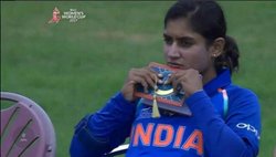 फिर कैप्टन कूल अवतार में दिखीं मिताली राज, पाकिस्तान के खिलाफ हाई वोल्टेज मैच में पढ़ रही थीं यह किताब!