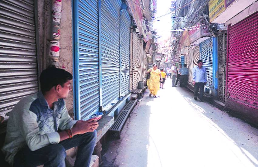 कश्मीरी गेट में आॅटोमोटिव पार्ट्स मार्किट एसोसिएशन के नेता नरेंद्र मदान भी भाजपा से जुड़े हुए हैं और राजधानी में व्यापारियों के नेता भी हैं। इनके बाजार में मोटर के पुर्जों का सामान बिकता है।