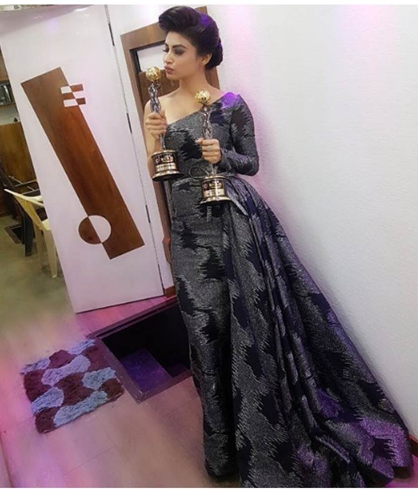 gold awards 2017,zee gold awards 2017,shweta tiwari daughter,palak tiwari,Mouni Roy,Divyanka Tripathi,karan patel,Yeh Hai Mohabbatein,naagin 2,tv stars at gold awards 2017