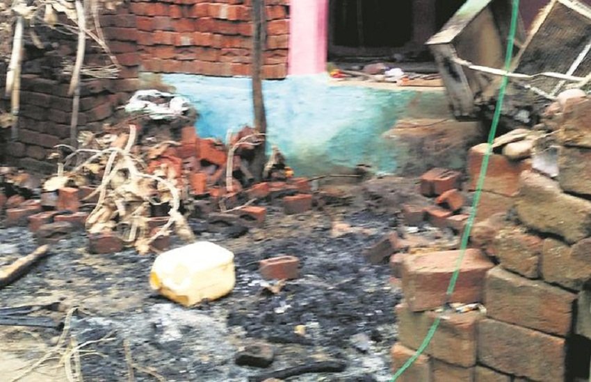 नाबालिग राजपूत लड़की मुस्लिम के साथ घर से हुई गायब, आक्रोशित हिंदुओं ने जला दिए मुसलमानों के दो दर्जन घर नाबालिग राजपूत लड़की मुस्लिम के साथ घर से हुई गायब, आक्रोशित हिंदुओं ने जला दिए मुसलमानों के दो दर्जन घर