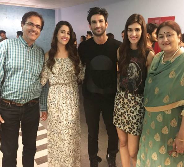 नुपूर अपनी बहन, सुशांत और परिवार के दूसरे सदस्यों के साथ।