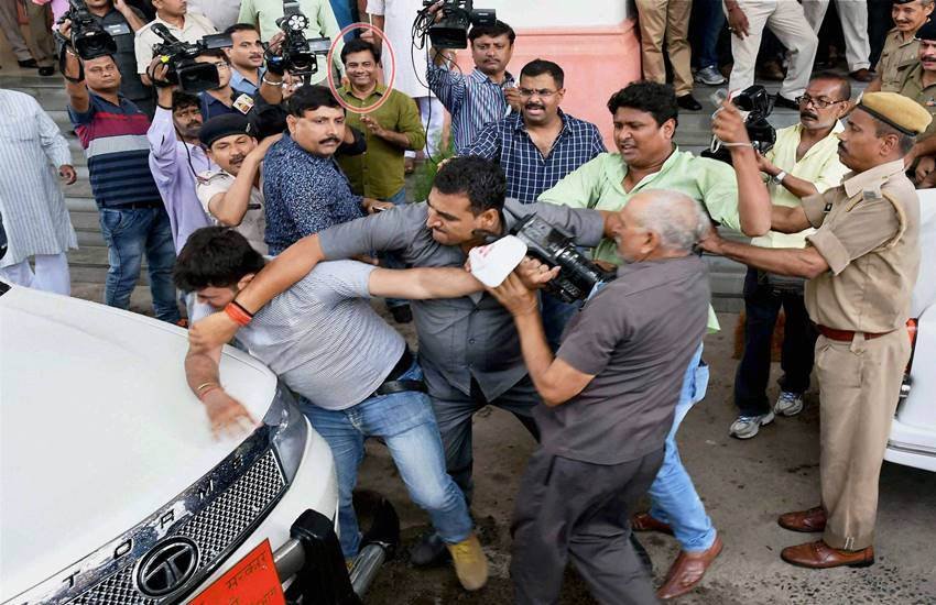 अपने साथियों को पिटते देख हंसते पटना के पत्रकार।