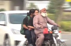 वीडियो: PCB की शर्मनाक हरकत, महिला खिलाड़ी के घर जाने का नहीं किया इंतजाम, बाइक पर बैठकर गई