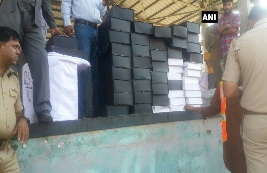 पुलिस ने सीज किया सीमापार से भेजा गया ड्रग्स। (ANI Photo)
