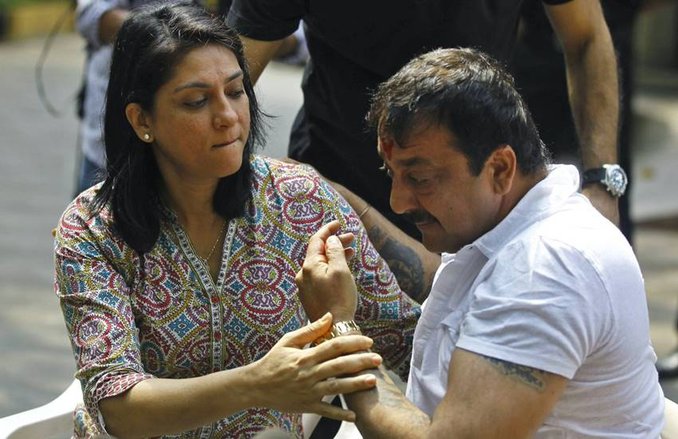 पश्चिम बंगाल की घटना के लिये प्रिया दत्त ने किया पीएम नरेंद्र मोदी पर हमला, लोगों ने कहा- मैडम आप मूर्ख हो क्या?