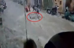वीडियो: राजस्थान में बारिश का ऐसा कहर, स्कूटी के साथ-साथ शख्स भी बह गया
