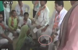 वीडियो: राजस्थान के मंत्री सुरेंद्र गोयल का पैर पकड़ गिड़गिड़ा रही महिला- बाढ़ में ढह गया मकान, साहब बनवा दो