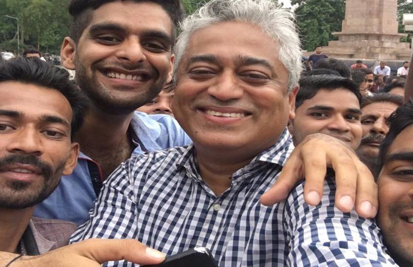 पत्रकार राजदीप सरदेसाई ने इस तस्वीर को ट्वीट किया है। 