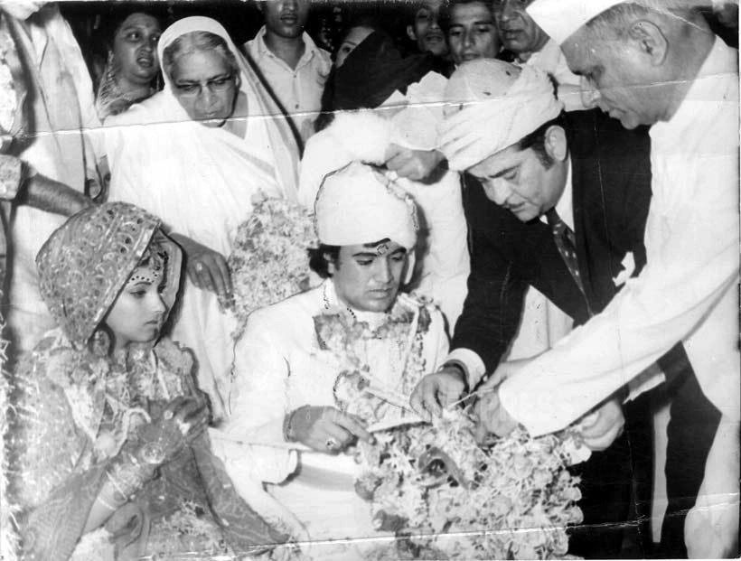 himesh reshammiya and komal marry, sajid nadiadwala with divya bharti marry, bhagyashree and himalaya dasani, shashi kapoor jennifer kendal, aditi rao hydari marriage satyadeep mishra marriage, asha bhosle or ganpatrao bhosle, Dilip Kumar Kaamini Saira Banu