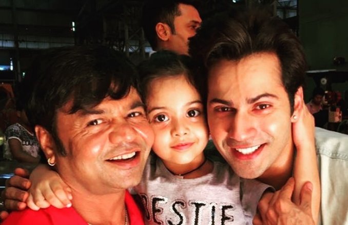 जब जुड़वा 2 के सेट पर पहुंची राजपाल यादव की बेटी हनी, टि्वटर पर शेयर की तस्वीर
