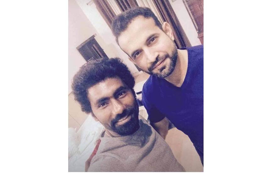 
इरफान पठान के साथ खड़े परविंदर अवाना।