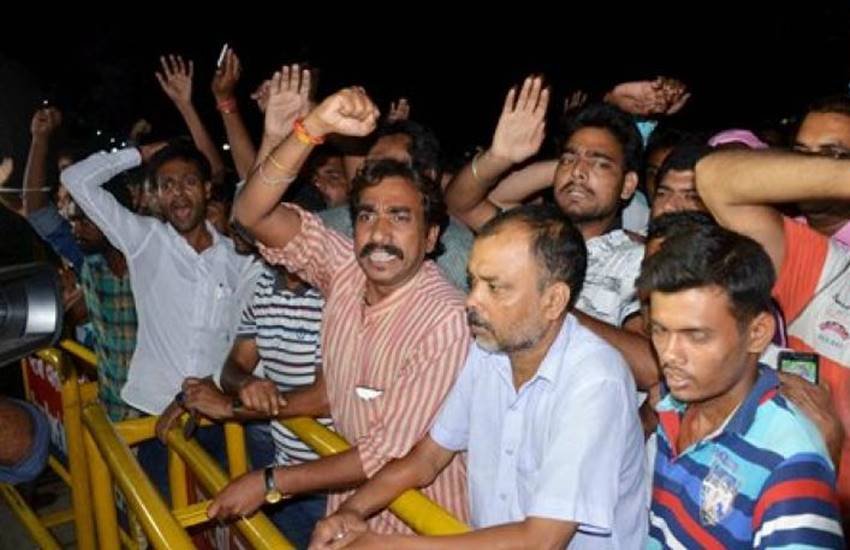 इस दौरान राजद कार्यकर्ताओं ने नीतीश के खिलाफ जमकर नारेबाजी की। (Photo: PTI)