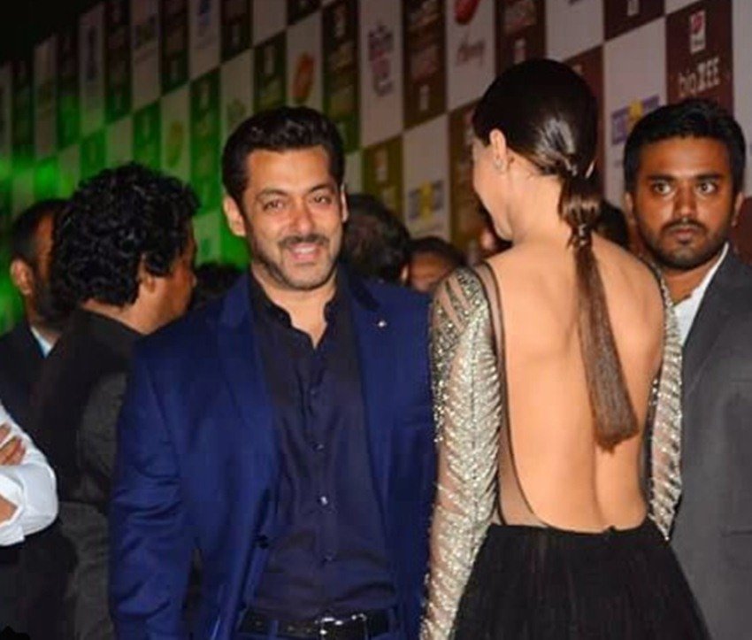 salman khan, sana khan, salman sana khan hug, sana salman awkward hug, salman sana red carpet hug, big zee entertainment awards salman khan, sana salman awkward moment, salman khan sana khan news