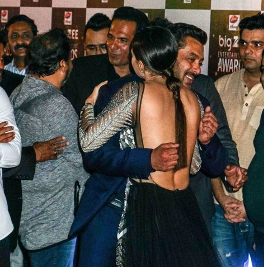 salman khan, sana khan, salman sana khan hug, sana salman awkward hug, salman sana red carpet hug, big zee entertainment awards salman khan, sana salman awkward moment, salman khan sana khan news