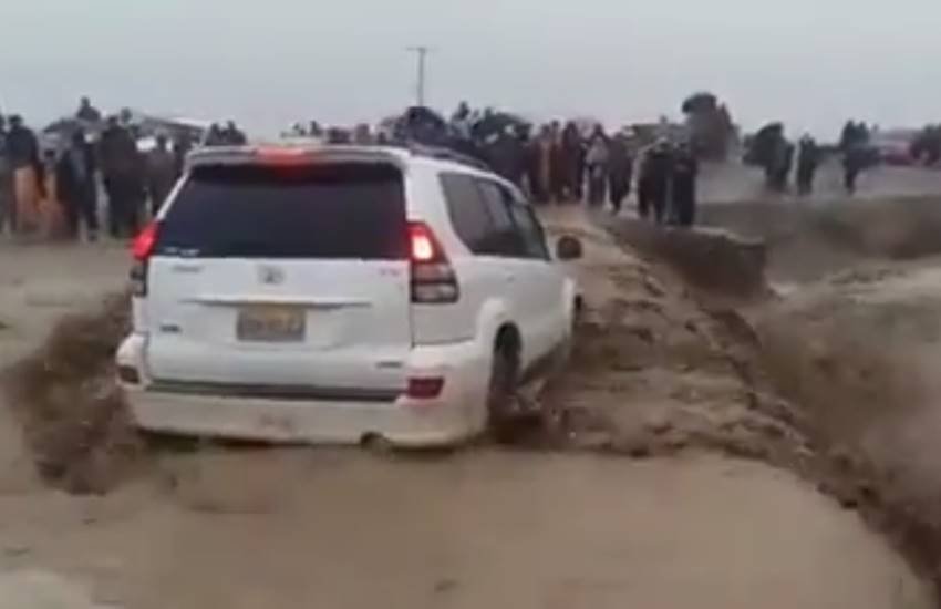 घटना स्थल पर मौजूद प्रत्यक्षदर्शियों ने बताया कि एसडीएम मीणा और वाहन चालक दोनों गाड़ी में से कूद गए थे। (Photo: Youtube)