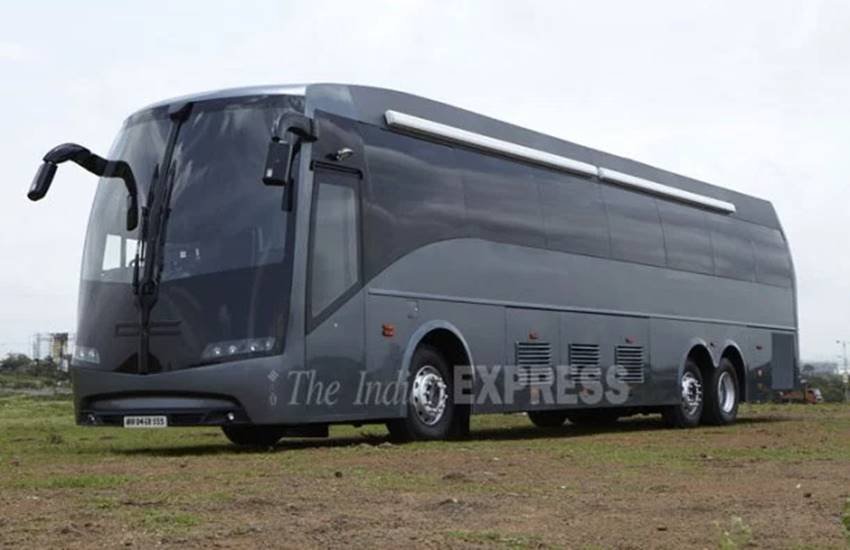 shahrukh khan, Shahrukh khan vanity van, shahrukh khan, shahrukh khan vanity van price, shahrukh khan vanity van photos, shahrukh khan vanity van by dc, shahrukh khan vanity van inside, shahrukh khan vanity van inside photos, srk vanity van, Bollywood intersting facts