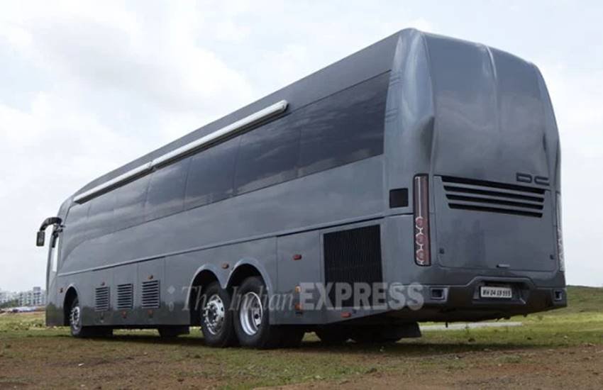 shahrukh khan, Shahrukh khan vanity van, shahrukh khan, shahrukh khan vanity van price, shahrukh khan vanity van photos, shahrukh khan vanity van by dc, shahrukh khan vanity van inside, shahrukh khan vanity van inside photos, srk vanity van, Bollywood intersting facts