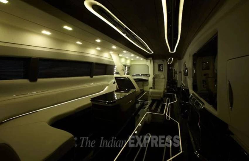 shahrukh khan, Shahrukh khan vanity van, shahrukh khan, shahrukh khan vanity van price, shahrukh khan vanity van photos, shahrukh khan vanity van by dc, shahrukh khan vanity van inside, shahrukh khan vanity van inside photos, srk vanity van, Bollywood intersting facts