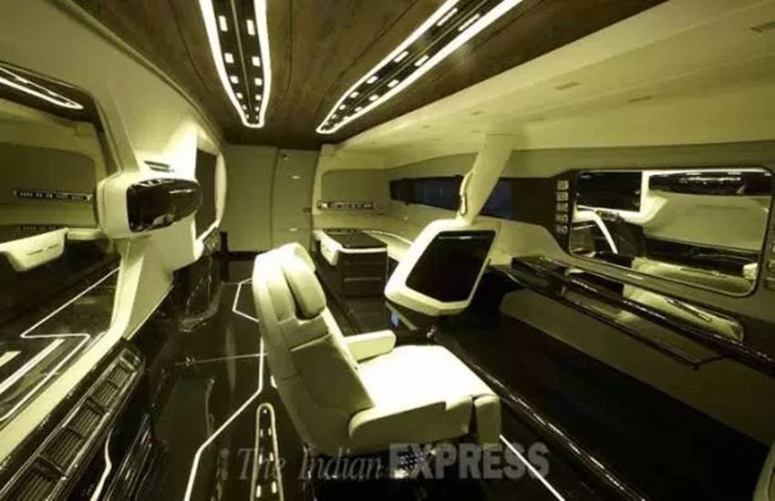 shahrukh khan, Shahrukh khan vanity van, shahrukh khan, shahrukh khan vanity van price, shahrukh khan vanity van photos, shahrukh khan vanity van by dc, shahrukh khan vanity van inside, shahrukh khan vanity van inside photos, srk vanity van, Bollywood intersting facts