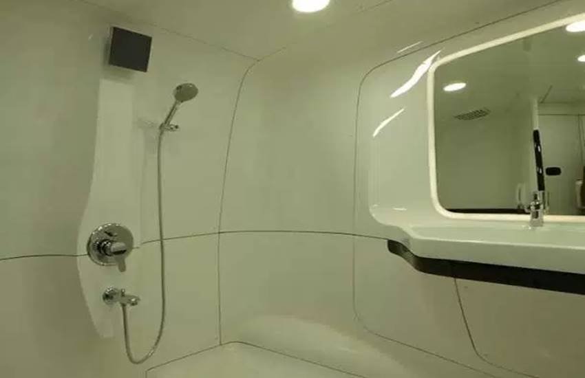 shahrukh khan, Shahrukh khan vanity van, shahrukh khan, shahrukh khan vanity van price, shahrukh khan vanity van photos, shahrukh khan vanity van by dc, shahrukh khan vanity van inside, shahrukh khan vanity van inside photos, srk vanity van, Bollywood intersting facts