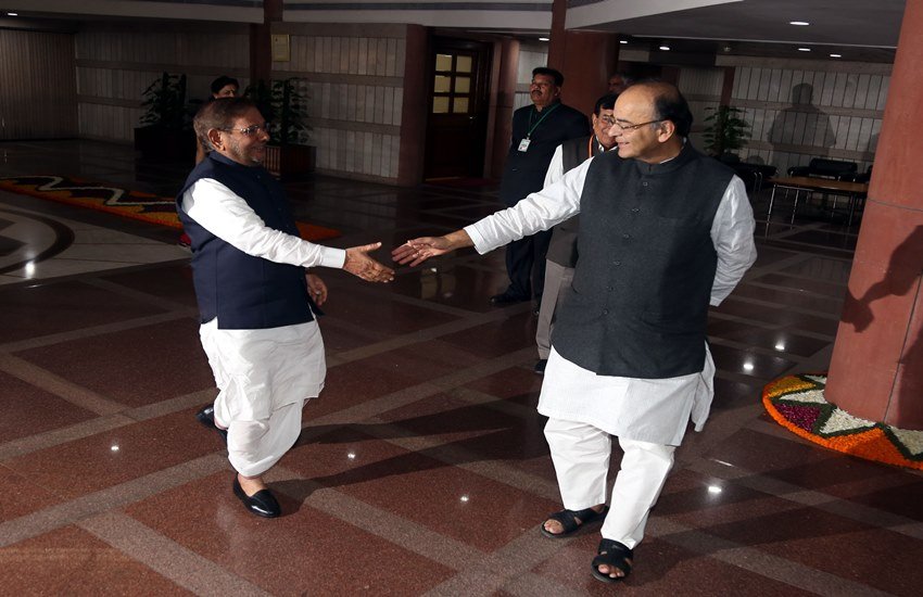 भाजपा नेता और केंद्रीय मंत्री अरुण जेटली से हाथ मिलाने को आगे बढ़ते जदयू नेता शरद यादव।