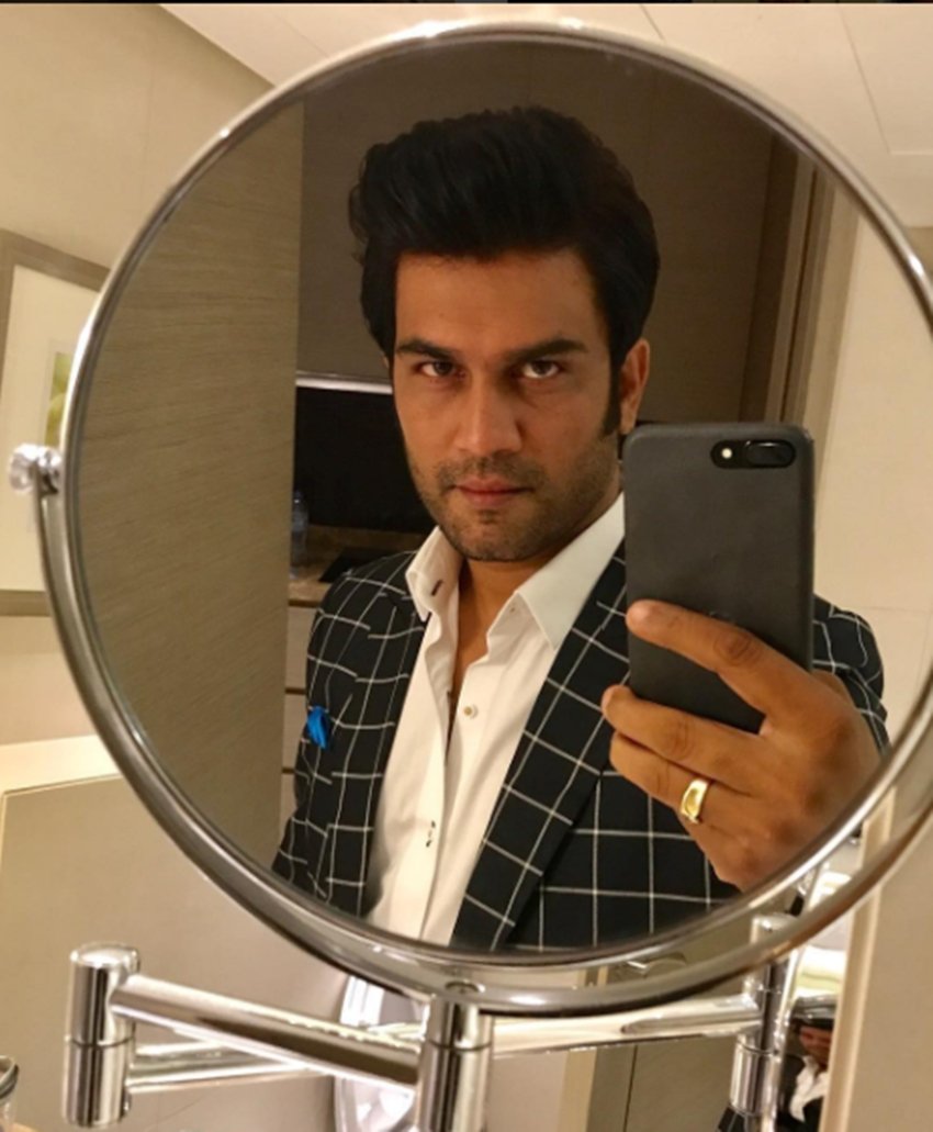 हाल ही में संजय लीला भंसाली की फिल्म 'राम लीला' में लीला के भाई का किरदार निभाने वाले शरद केलकर ने ग्वालियर से मार्केटिंग में एमबीए किया है।