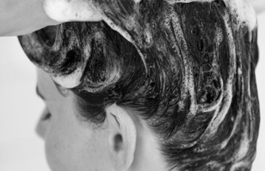 बगलों और जांघों के बीच, जहां पसीना अधिक निकलता है, सफाई का विशेष ध्यान रखें। नहाने के पानी में अगर डिटॉल की दो-तीन बूंदें मिला लें, तो उससे बैक्टीरिया की सफाई हो जाती है। 