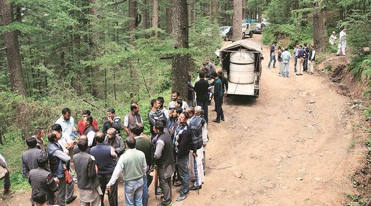 करीब एक पखवाड़े पहले स्कूली छात्रा गुड़िया के गायब होने के बाद जब उसके बलात्कार और हत्या की खबर आई तो आसपास के समूचे इलाके में लोग आक्रोशित हो गए करीब एक पखवाड़े पहले स्कूली छात्रा गुड़िया के गायब होने के बाद जब उसके बलात्कार और हत्या की खबर आई तो आसपास के समूचे इलाके में लोग आक्रोशित हो गए