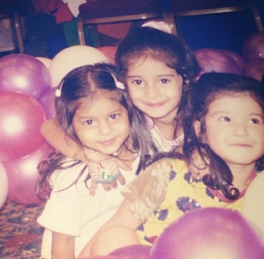 अनन्या अपनी बेस्टी के साथ मस्ती करती हुईं।