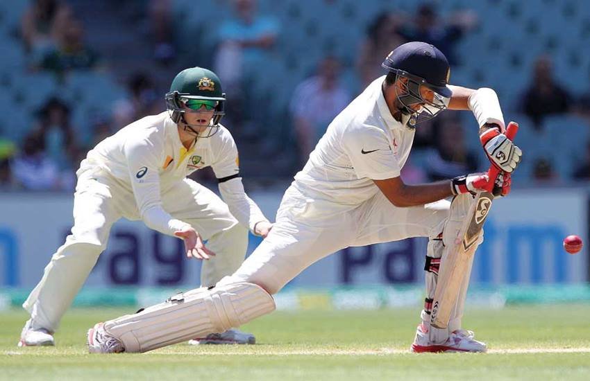 अॉस्ट्रेलिया के खिलाफ एक शॉट खेलते चेतेश्वर पुजारा। 