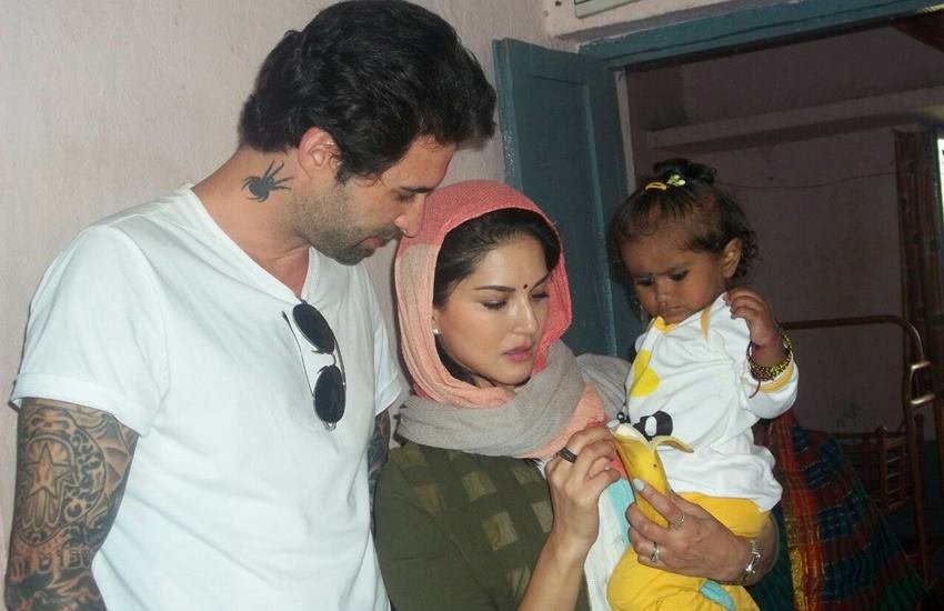 गोद ली हुई बच्ची के साथ सनी लियोनी। 