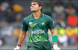 VIDEO: खराब फिटनेस ने नहीं छोड़ा पाकिस्तानी क्रिकेटर उमर अकमल का साथ, चैरिटी मैच में इस लड़की की गेंद पर हुए बोल्ड