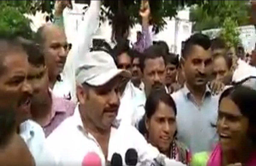 वीडियो में एक शख्स मीडिया से कहता नजर आ रहा है कि गांव हमारे हैं, बच्चे हमारे हैं। हम उन्हें आराम से पढ़ा रहे थे। (फोटो सोर्स वीडियो स्क्रीन शॉट)