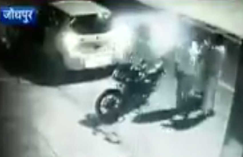 सीसीटीवी फुटेज में साफ नजर आ रहा है कि इस दौरान काफी लोग युवक के पास से गुजरते हैं लेकिन मदद के लिए कोई आगे नहीं आता। (फोटो सोर्स वीडियो स्क्रीन शॉट)