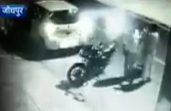 वीडियो: सरेआम सड़क पर हुई प्रेमी जोड़े की पिटाई, पुलिस आई तो पीड़‍िता को ही कर लिया गिरफ्तार