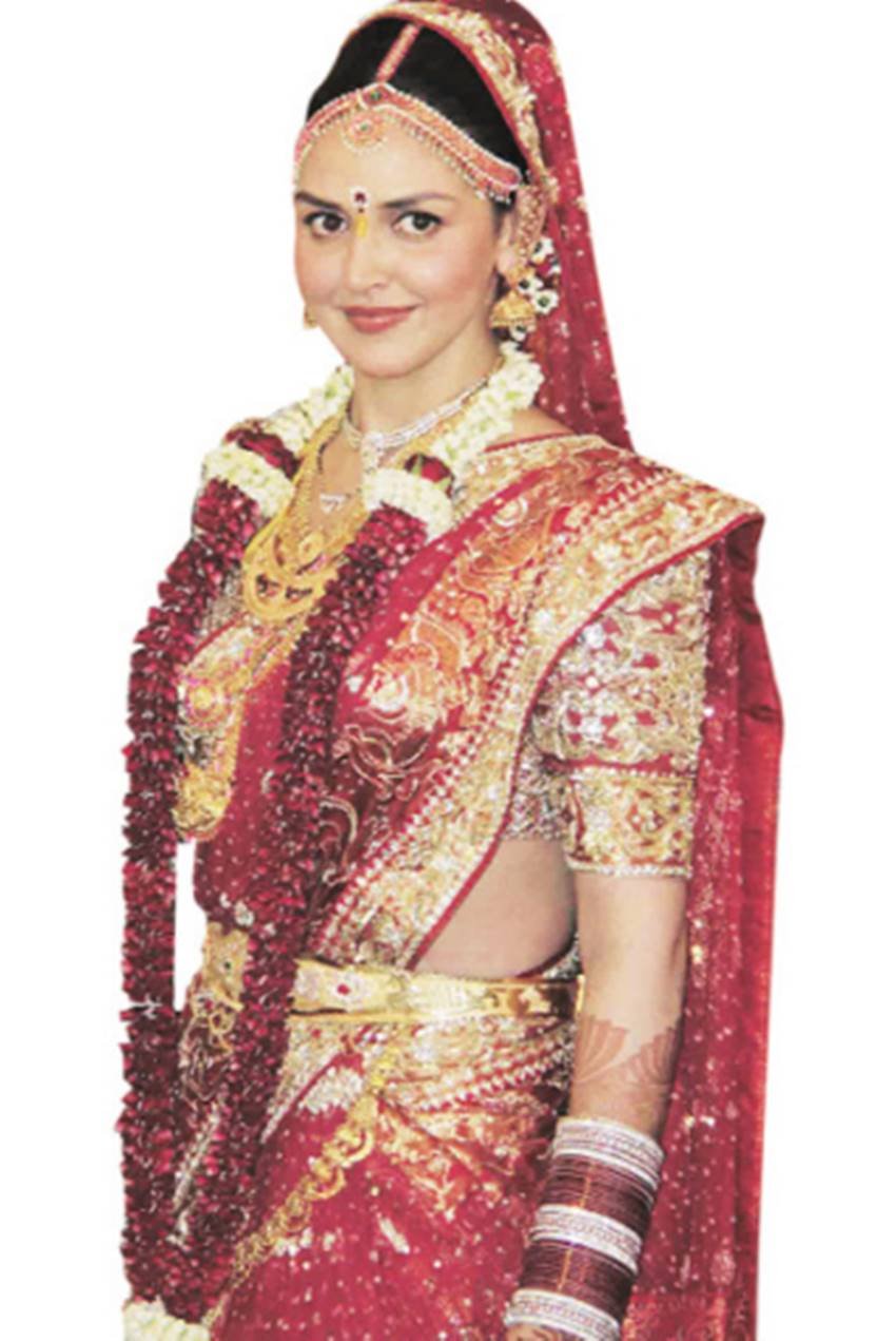 ईशा देओल ने अपनी शादी में करीब तीन लाख का लहंगा पहना जिसे नीता लूला ने डिजाइन किया।